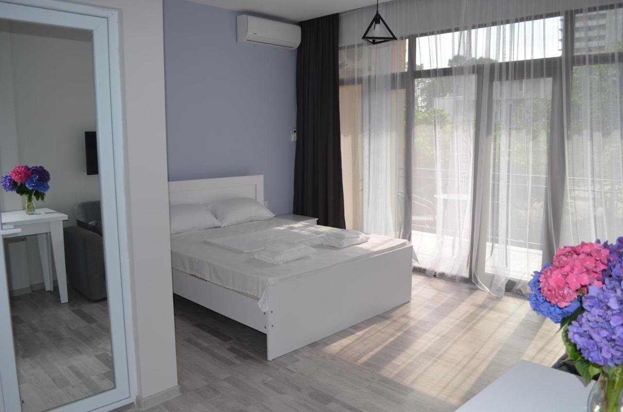 Guest House Madonna Kobuleti Exterior foto