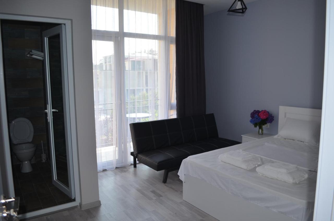 Guest House Madonna Kobuleti Exterior foto