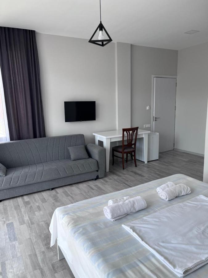 Guest House Madonna Kobuleti Exterior foto