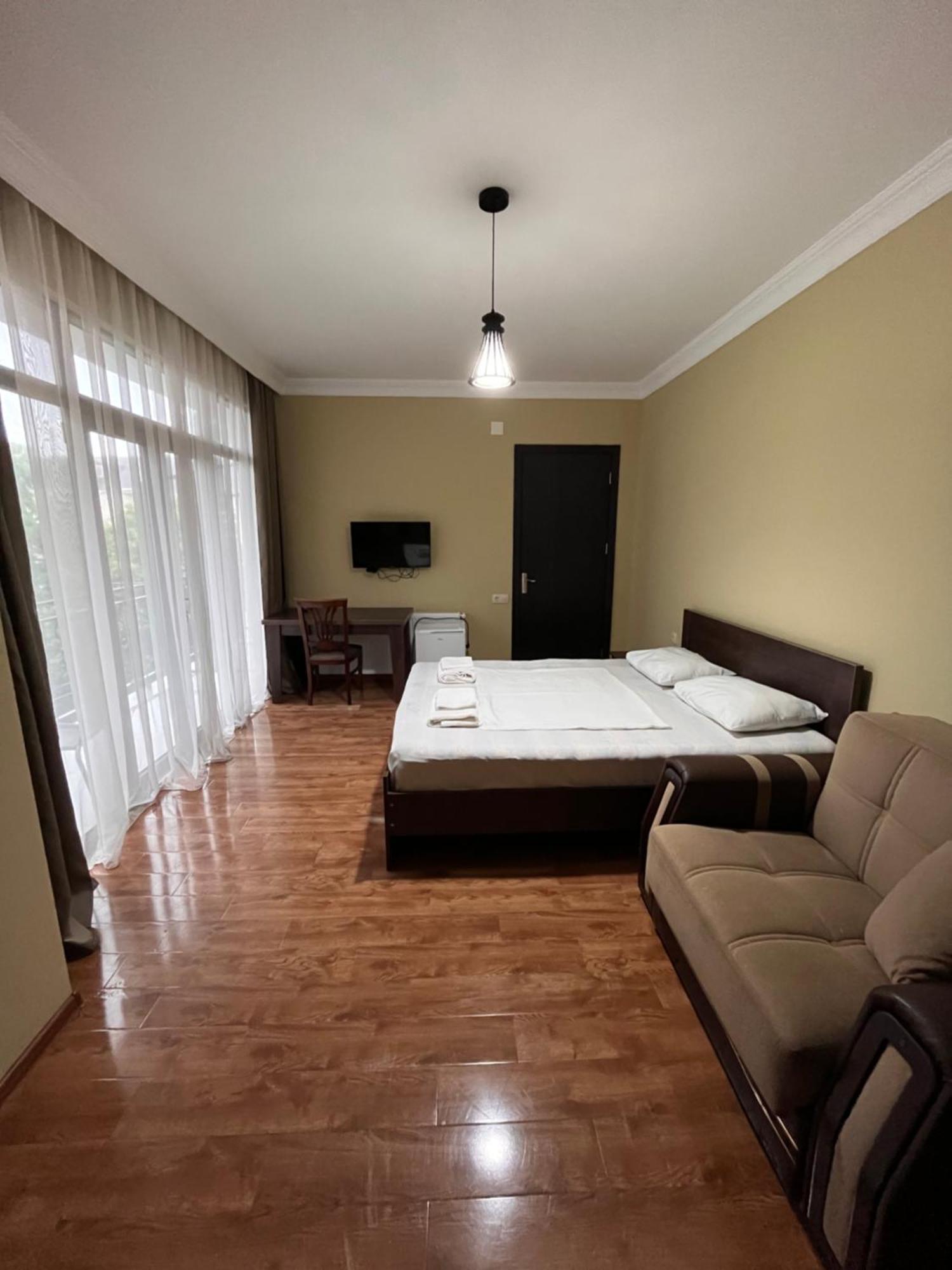 Guest House Madonna Kobuleti Exterior foto